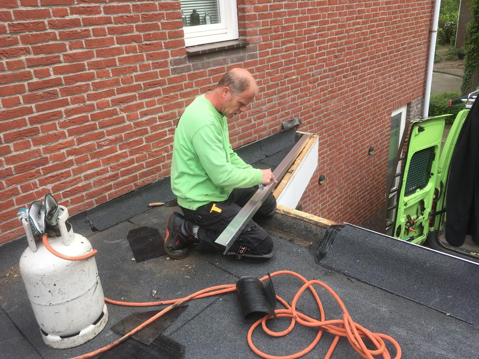 Tijdens: op maat maken van de dakrandprofielen